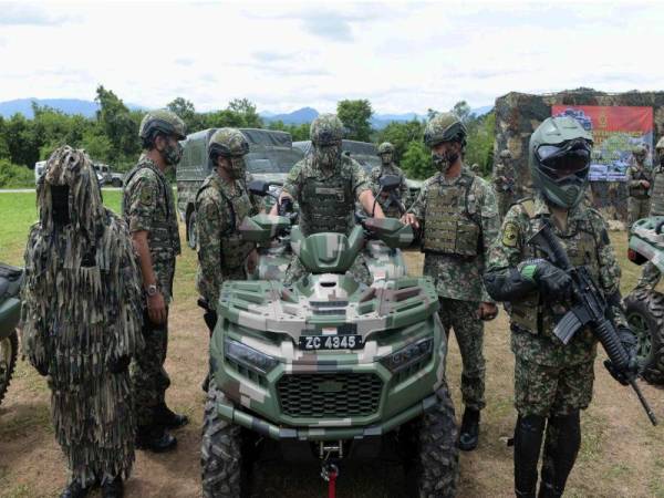 Muhammad Hafizuddeain (tengah) mencuba kenderaan ATV pada Majlis Penyerahan Aset Op Benteng Zon Utara, pada Selasa. - Foto Bernama (2021) Hak Cipta Terpelihara