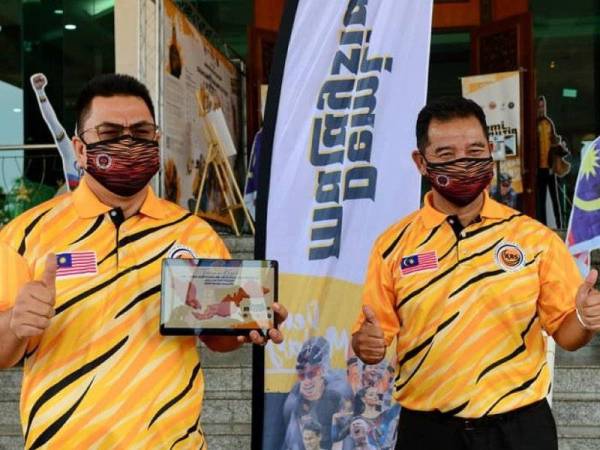 Sulaiman (kiri) dan Ahmad Shapawi menunjukkan isyarat bagus selepas pelepasan Jelajah Sokongan Kontinjen Road To Tokyo 2020 di Seri Negeri pada Selasa. - Foto Majlis Sukan Negara Malaysia