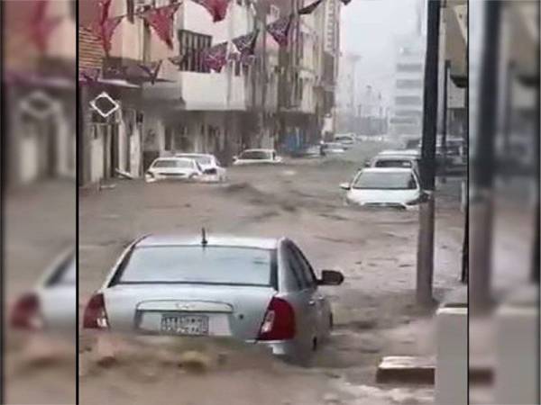 Hujan lebat yang amat jarang berlaku sejak Asar menyebabkan air naik sehingga mencecah 0.5 meter. Foto Twitter Haramain Sharifain