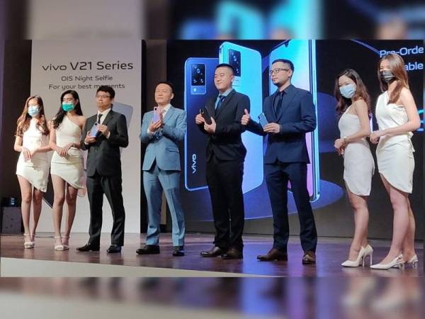 Mike Xu (empat dari kiri) ketika majlis pelancaran siri telefon pintar Vivo V21 pada Selasa.