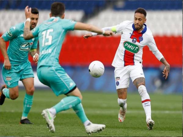 Neymar (kanan) menyatakan hasrat untuk terus kekal di Parc des Princes.