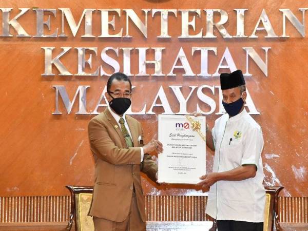 Dr Noor Azmi (kiri) menyampaikan sijil penghargaan kepada YDP Pemadam, Datuk Omar Osman selepas melancarkan Perkhidmatan Berhenti Merokok mQuit Fasa Tiga di Kementerian Kesihatan di Putrajaya pada Rabu. - Foto Bernama