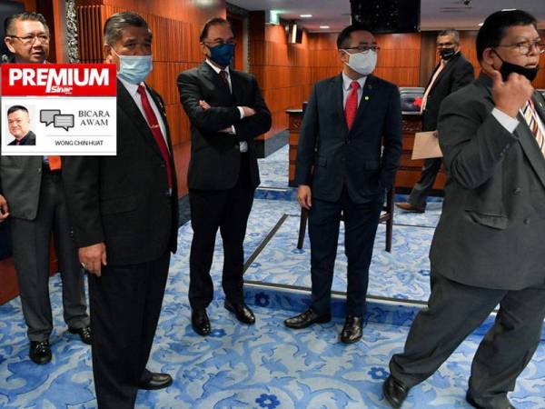 Ketua Pembangkang, Datuk Seri Anwar Ibrahim (tiga, kiri) bersama sebahagian ahli Parlimen pembangkang. - Foto Bernama