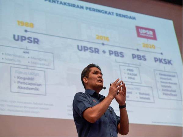 Radzi Jidin ketika mengumumkan pemansuhan UPSR dan pembatalan PT3 bagi tahun ini pada sidang media khas di Auditorium Tan Sri Abdul Rafie, Jabatan Pendidikan Wilayah Persekutuan Kuala Lumpur pada Rabu.