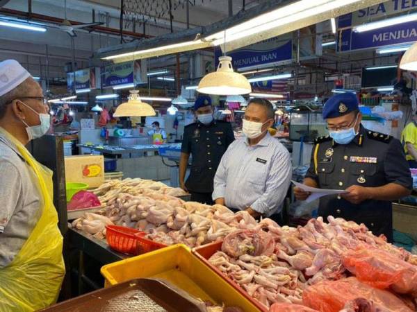 Mohd Hairul (dua dari kanan) bersama pegawai KPDNHEP Johor menjalankan pemeriksaaan sempena SHMMP di Pasar Awam Larkin pada Khamis.