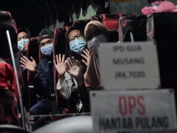 Keputusan KPT dan MKN membenarkan pelajar institusi pengajian tinggi (IPT) pulang berhari raya bersama keluarga dapat memberi kelegaan kepada pelajar yang sudah lama tidak pulang ke kampung halaman. -Gambar fail Bernama. 