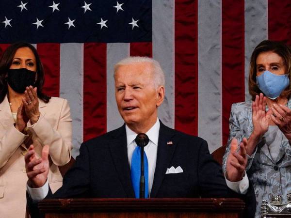 Biden diiringi Naib Presiden, Kamala Harris (kiri) dan Speaker Dewan Perwakilan, Nancy Pelosi ketika berucap pada sesi bersama di Kongres pada Rabu. - Foto: AFP