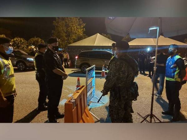 Mior Faridalatrash (kiri) meninjau petugas-petugas barisan hadapan pada program Singgah Sahur di SJR Tol Simpang Pulai pada Jumaat.