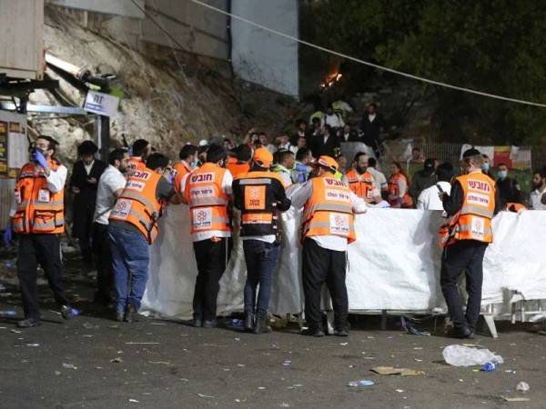 Sejumlah anggota penyelamat berada di lokasi tempat sejumlah penganut agama Yahudi berasak-asak di Meron, Israel pada Jumaat. - Foto AFP