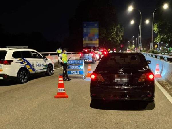 Sekatan jalan raya yang dilakukan polis di beberapa lokasi terpilih di seluruh Johor. - Foto Ihsan polis