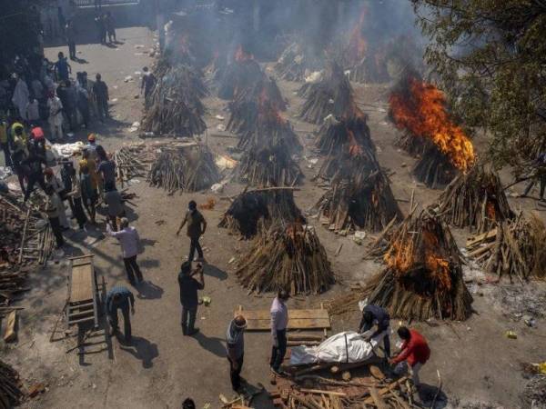 Pengebumian mangsa Covid-19 di New Delhi. - Foto AP