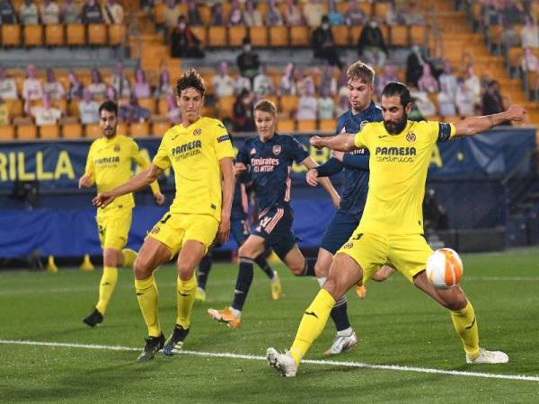 Albiol (kanan) mengawal bola semasa melayan kunjungan Arsenal pada aksi Liga Europa di Stadium Ceramica pada Jumaat. Foto: AFP