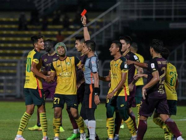 Mohd Fadzrul Danel (kiri) dilayangkan kad merah oleh pengadil Noor Azriel Baharudin ketika menentang TFC.