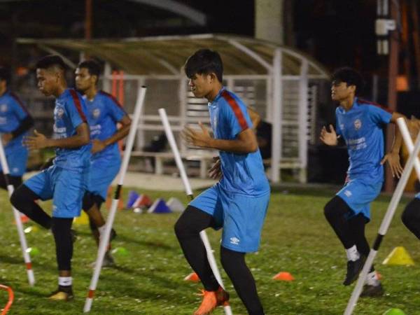 Pemain Kelantan United giat menjalani latihan sebagai persiapan mengharungi perlawanan Liga Premier. -Foto Kelantan United Football Club