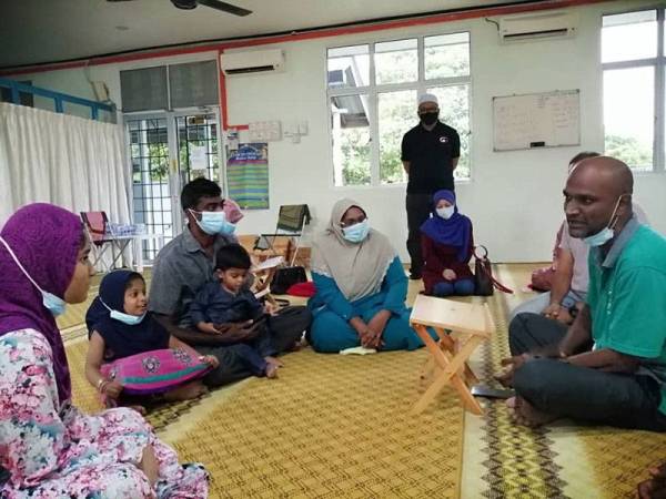 Muhammad Ravi menemani isteri dan anak-anak melafaz syahadah di Surau Taman Idaman Serendah pada Khamis.