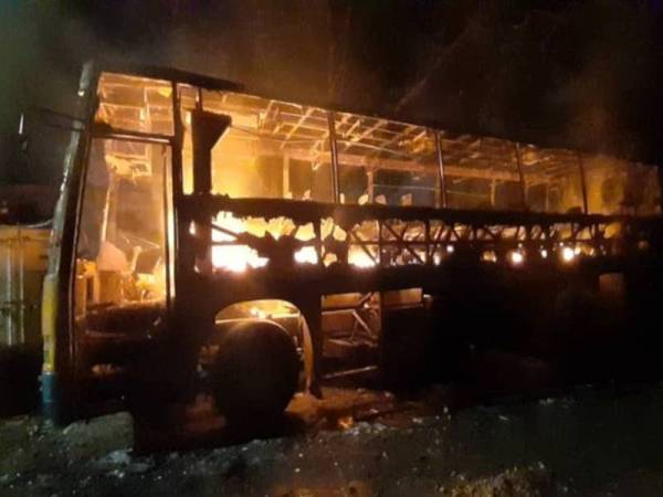 Api marak mengakibatkan sebuah bas sekolah hangus dalam kebakaran berhampiran bengkel di Taman Sunlight, Pasir Puteh, Ipoh pada malam Jumaat.