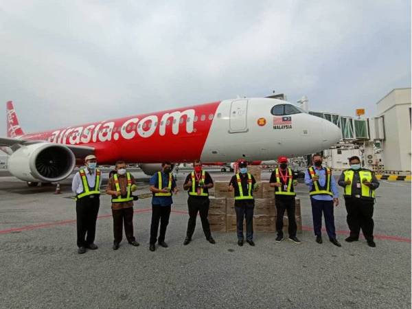 Penghantaran pertama mangga harumanis ke Sabah dilakukan menerusi penerbangan AirAsia AK5104 yang berlepas dari KLIA2 jam 10.25 pagi pada Jumaat.