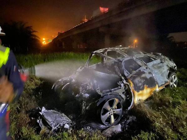 Anggota bomba ketika memadamkan kebakaran kenderaan dinaiki mangsa.