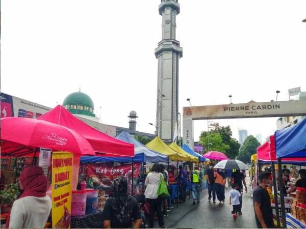 Kemeriahan bazar Ramadan Jalan Raja Alang yang menjadi tumpuan penduduk sekitar membeli juadah berbuka puasa.