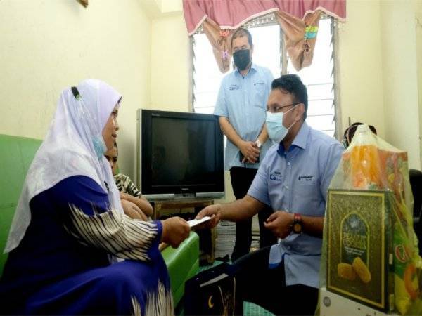 Lima Keluarga Terima Bantuan Duit Raya Rm1 000