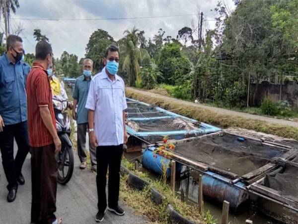 Che Abdullah (kanan) mengadakan lawatan kerja di Projek Ternakan Ikan di KRT Bendang Kerian, Tumpat.