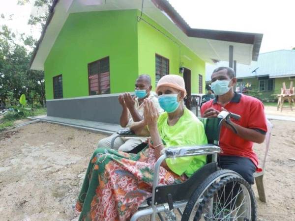 Patimah bersyukur mendapat rumah baharu sumbangan MUIP di Kampung Pekan lama.