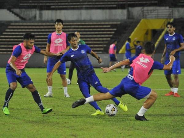 Pemain Sabah FC menjalani latihan menjelang pertemuan dengan Perak FC malam ini.