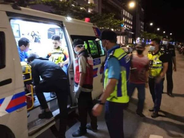 Anggota yang cedera akibat dirempuh dihantar ke Hospital Tengku Ampuan Afzan (HTAA) untuk rawatan lanjut. FOTO: POLIS TRAFIK KUANTAN