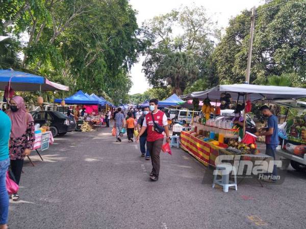 Suasana bazar Ramadan Lurah Semantan.