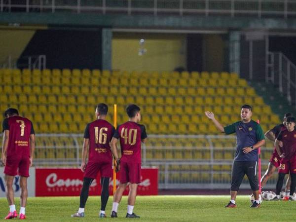 Aidil Sharin (dua, kanan) bersama pemainnya menjalani latihan di Stadium Darul Aman baru-baru ini. - Foto KDA FC