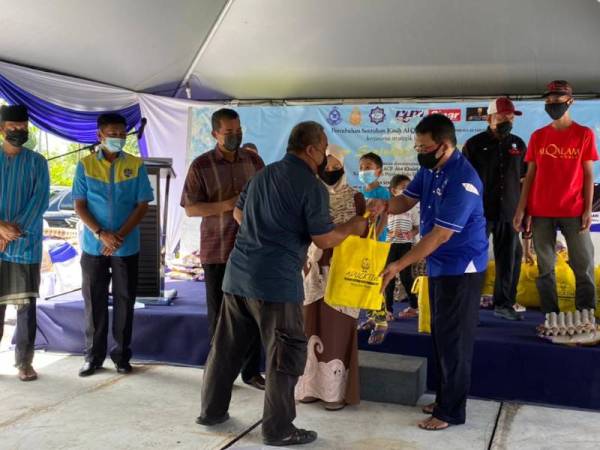 Program Sentuhan Kasih Ramadan anjuran Al-Qalam kali ini menfokuskan pemberian sumbangan kepada anggota polis dan anggota bomba di sekitar kawasan Subang Jaya selain kepada yang memerlukan.