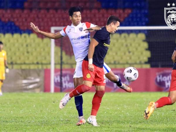 Norshahrul (kanan) diasak pertahanan JDT II dalam aksi di Stadium Hang Jebat pada Sabtu. - Foto FB Johor Southern Tigers