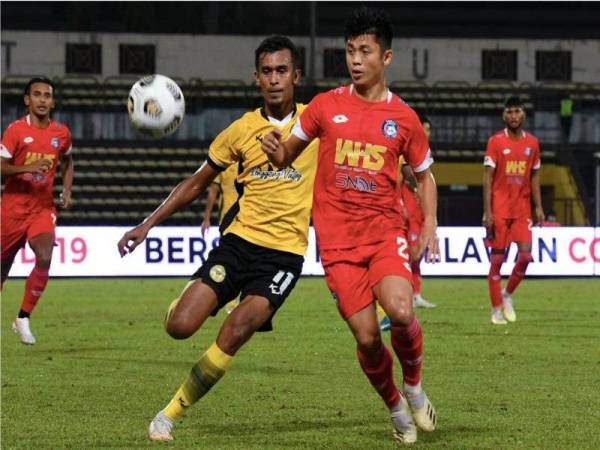 Penyerang Sabah FC, Maxsius Musa bersaing dengan pemain pertahanan Perak FC dalam saingan Liga Super di Stadium Likas, malam Ahad. - Foto Bernama (2021) HAk Cipta Terpelihara
