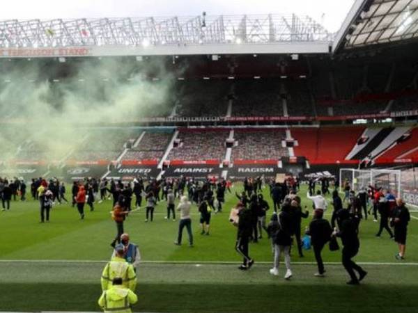 Peminat mengadakan protes sebelum perlawanan EPL antara Manchester United dan Liverpool di Stadium Old Trafford. - Foto Reuters 