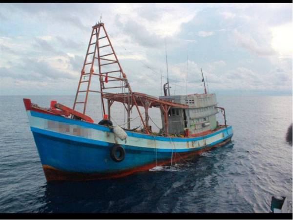 Bot nelayan yang ditahan dibawa ke Jeti Maritim Terengganu untuk siasatan lanjut (foto: Ihsan Maritim Malaysia)