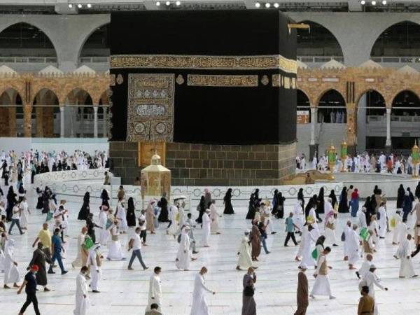 Jemaah umrah dan pelawat asing yang berkunjung ke Arab Saudi kini mesti mempunyai perlindungan insurans Covid-19. - Foto AFP