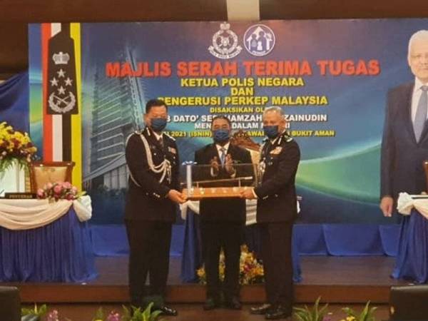 Abdul Hamid (kiri) berkata, beliau memberikan segala sokongan, kepercayaan, keyakinan kepada Acryl Sani untuk mengemudi PDRM. - Foto Twitter Bernama