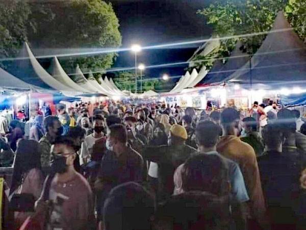 Gambar tular suasana di bazar Aidilfitri Stadium Darul Aman yang dipenuhi orang ramai tanpa penjarakan sosial.