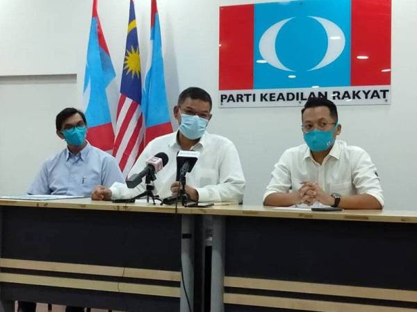 Saifuddin (tengah) dan Nik Nazmi (kanan) pada sidang akhbar di Ibu Pejabat PKR di sini pada Isnin.