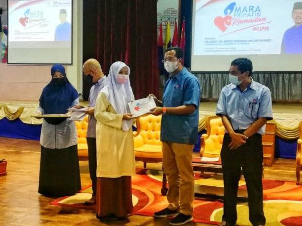 65 Pelajar Mrsm Giat Mara Kuala Lipis Ceria Terima Duit Raya