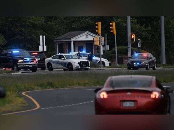 Beberapa buah kereta polis ditempatkan di lokasi kejadian seorang lelaki yang ditembak selepas dia cuba memasuki ibu pejabat CIA di Langley, Virginia pada Isnin. - Foto AFP