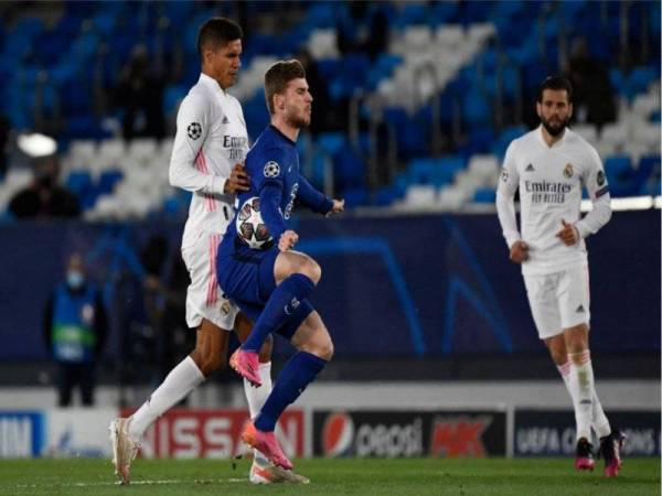 Varane (kiri) mengawal ketat pemain Chelsea, Timo Werner semasa perlawanan timbal balik pertama Liga Juara-Juara di Stadium Alfredo di Stefano pada 27 April lalu. Foto: AFP