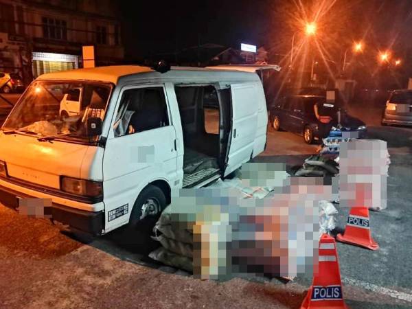 Tindakan seorang lelaki untuk menyeludup pelbagai jenis mercun gagal apabila dia dicekup polis di Kampung Siram, Rantau Panjang.