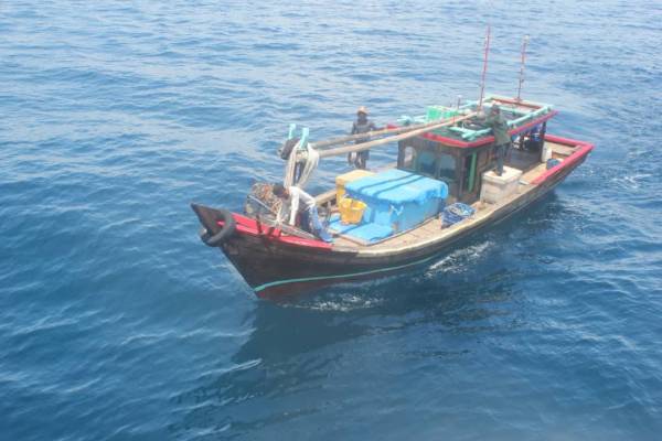 Bot dan kesemua nelayan berkenaan ditahan dan dibawa ke Jeti Limbungan Batu Maung di Batu Maung untuk diserahkan kepada Pegawai Penyiasat APMM Pulau Pinang bagi tindakan lanjut.
