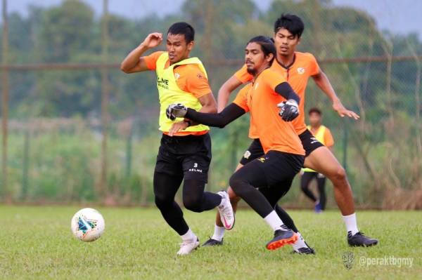 Shahrul (kiri) mendapat perhatian beberapa kelab Liga-M sejak awal musim ini. -Foto FB PERAK FC