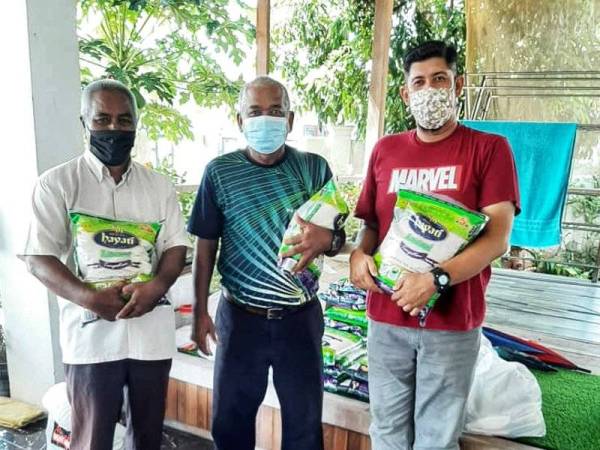 Sebahagian penerima sumbangan di Surau Al Ikhwan, Taman Sri Mentaloon.