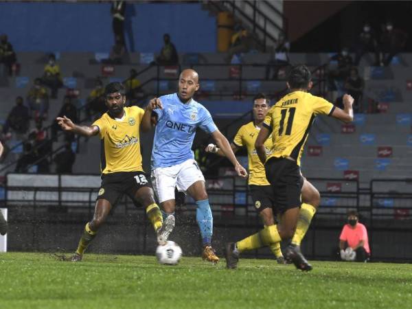 Pemain PJ City, Mahali Jasuli (dua, kiri) diasak oleh pemain Perak pada saingan Liga Super di Stadium MBPJ, malam Rabu.