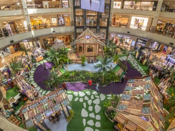 Suasana perayaan diserikan dengan rumah kampung di ‘Centre Court’ yang diinspirasikan dari Rumah Tradisional Melayu negeri Terengganu di Suria KLCC.