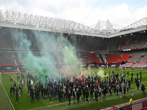 Penyokong United melakukan protes yang menyaksikan perlawanan EPL antara United dan Liverpool pada Ahad terpaksa ditangguhkan.