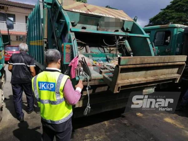 Pegawai penyiasat JKKP telah dihantar untuk menjalankan siasatan terhadap kes kemalangan pekerja yang kepalanya tersepit pada besi peranti pengangkat tong sampah sebaik menerima laporan pada Rabu.